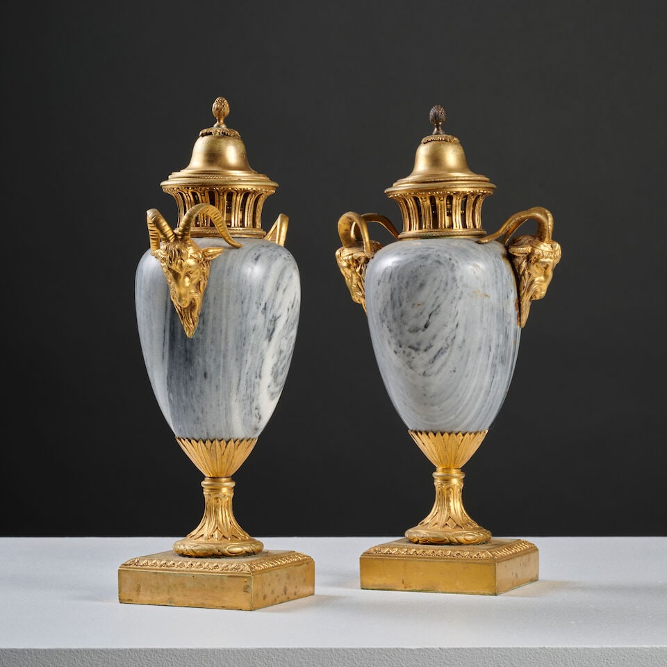 Paire de vases couverts formant flambeaux de forme ovoïde en marbre bleu et monture en bron... - 5