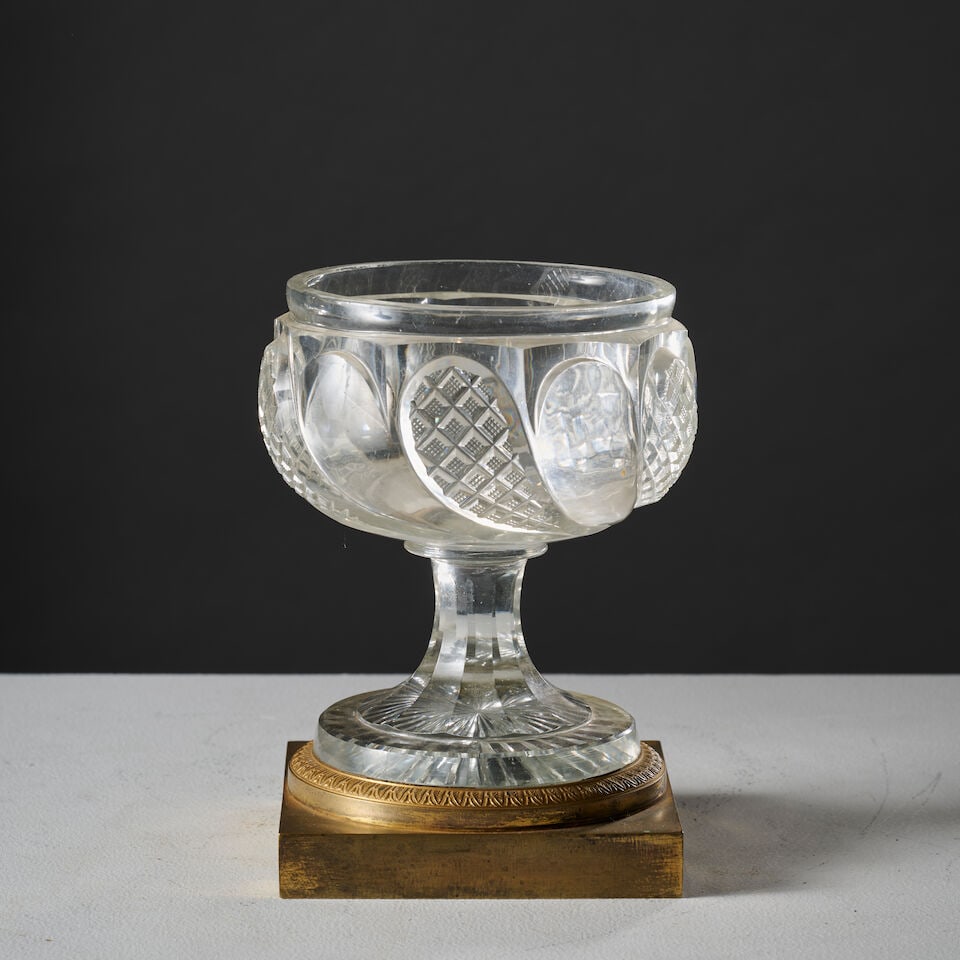 Coupe en cristal taillé et monture en bronze doré, Russie XIXe siècle A 19th cent...: Coupe en cristal taillé et monture en bronze doré, Russie XIXe siècle A 19th century cut crystal bowl with a gilt-bronze mount, Russia A décor de volutes alternées à d