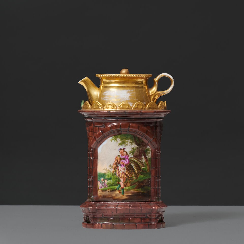 Tisanière à décor néo-gothique, vers 1830 A neo-Gothic chauffeuse with teapo...: Tisanière à décor néo-gothique, vers 1830 A neo-Gothic chauffeuse with teapot, circa 1830 En trois parties: la théière couverte à fond or, le corps moulé en