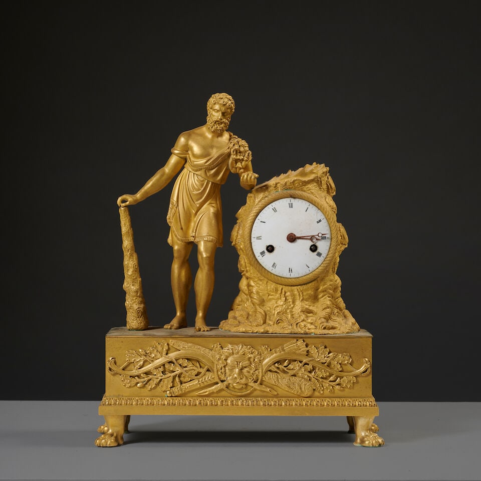 Pendule en bronze doré et ciselé figurant Heraclès d'époque Restauration A g...: Pendule en bronze doré et ciselé figurant Heraclès d'époque Restauration A gilt-bronze clock depicting Hercacles, first half of the 19th century Il est représenté avec