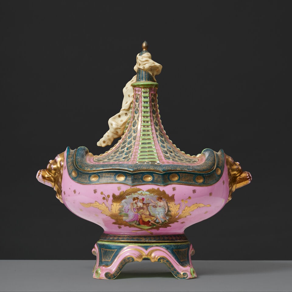 Vase couvert en forme de navire à fond rose, vers 1920 A pink-ground porcelain 'ship' vase ...: Vase couvert en forme de navire à fond rose, vers 1920 A pink-ground porcelain 'ship' vase and cover, circa 1920 Après le modèle en Sèvres (vaisseau à mat), en trois parties,