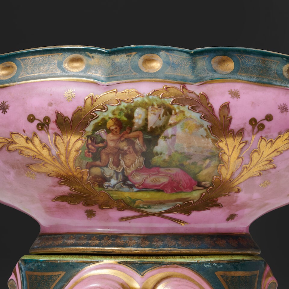Vase couvert en forme de navire à fond rose, vers 1920 A pink-ground porcelain 'ship' vase ... - 2