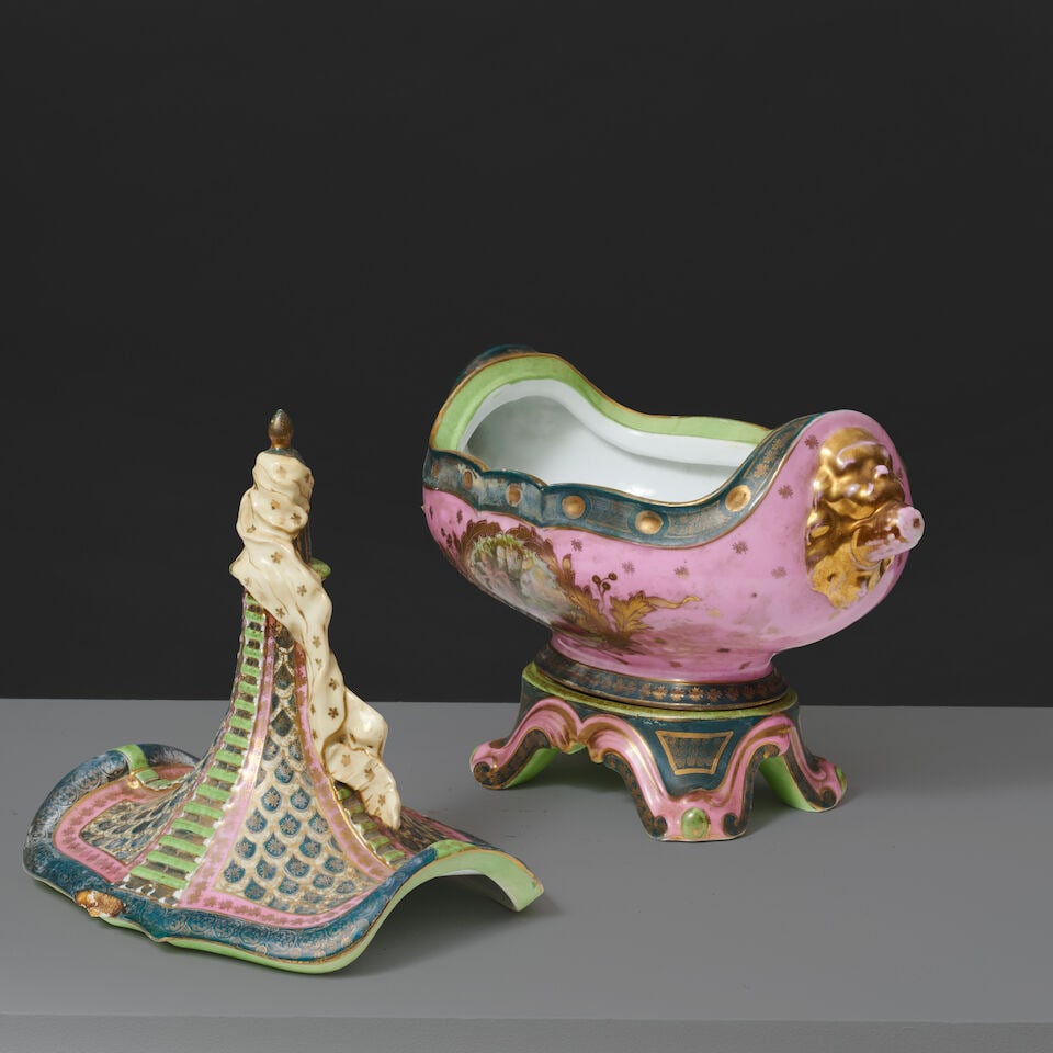 Vase couvert en forme de navire à fond rose, vers 1920 A pink-ground porcelain 'ship' vase ... - 3