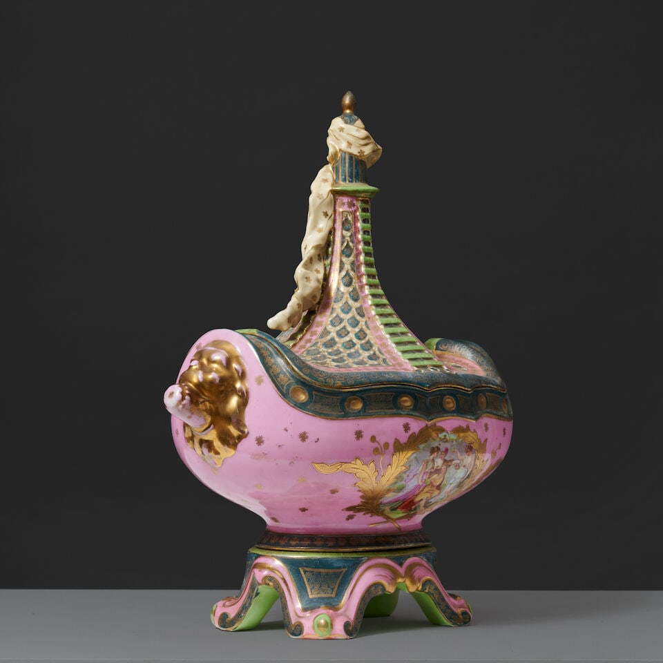 Vase couvert en forme de navire à fond rose, vers 1920 A pink-ground porcelain 'ship' vase ... - 4