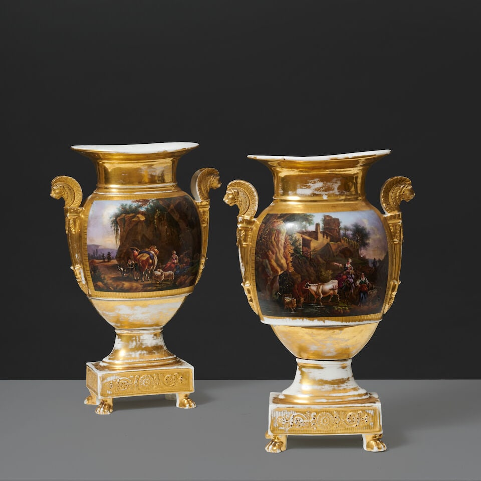 Paire de vases à panse applatie en porcelaine de Paris, d'époque Restauration A pair o...: Paire de vases à panse applatie en porcelaine de Paris, d'époque Restauration A pair of Paris porcelain flattened baluster vases, circa 1830 (Visible usure d'or) Chaque vase