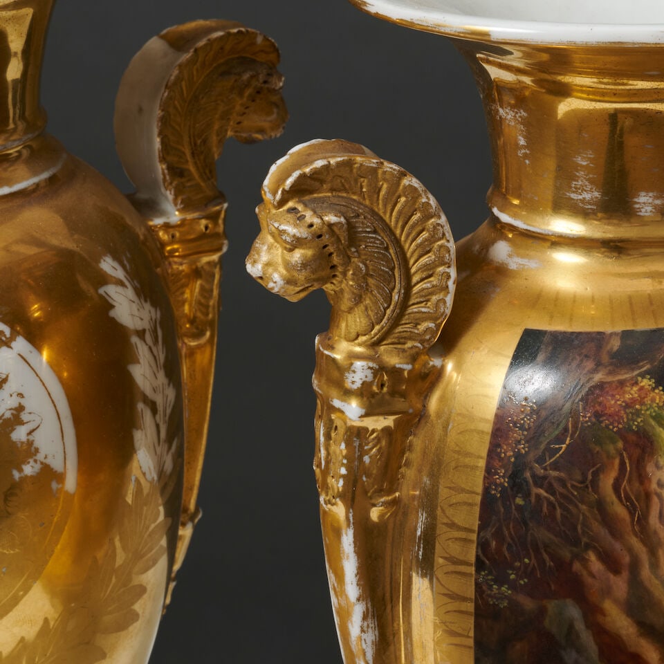 Paire de vases à panse applatie en porcelaine de Paris, d'époque Restauration A pair o... - 2