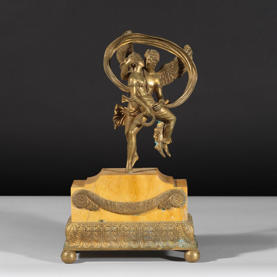 Sujet figurant Psyché et l'Amour en bronze doré d'époque Restauration Psyche and ...: Sujet figurant Psyché et l'Amour en bronze doré d'époque Restauration Psyche and Cupid in gilt-bronze, first half of the 19th century Base en marbre jaune de Sienne à décor ap