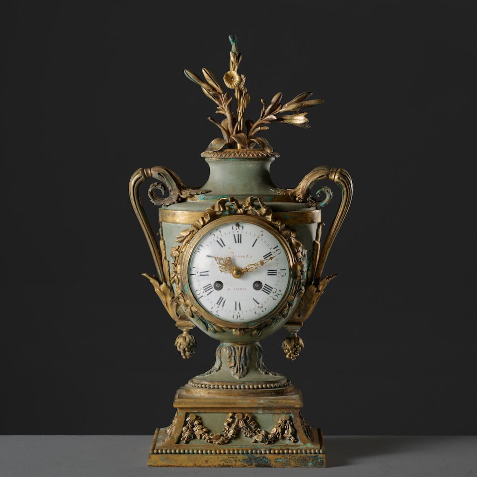 Pendule vase en bronze patiné et doré et ciselé d'époque Louis XVI A Louis X...: Pendule vase en bronze patiné et doré et ciselé d'époque Louis XVI A Louis XVI vase-shaped clock in patinated and gilt-bronze Le cadran émaillé blanc est signé en