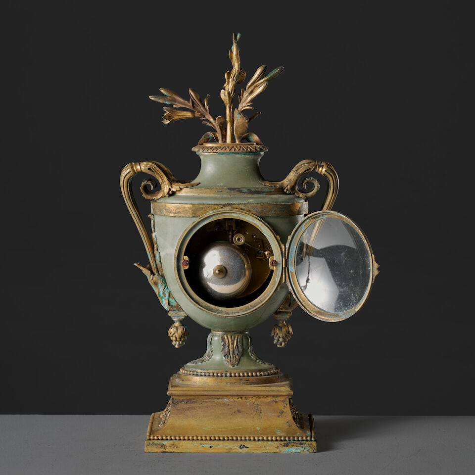 Pendule vase en bronze patiné et doré et ciselé d'époque Louis XVI A Louis X... - 2