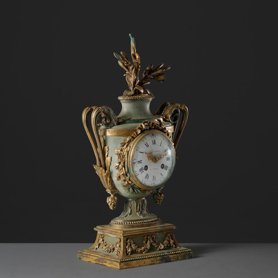 Pendule vase en bronze patiné et doré et ciselé d'époque Louis XVI A Louis X... - 3