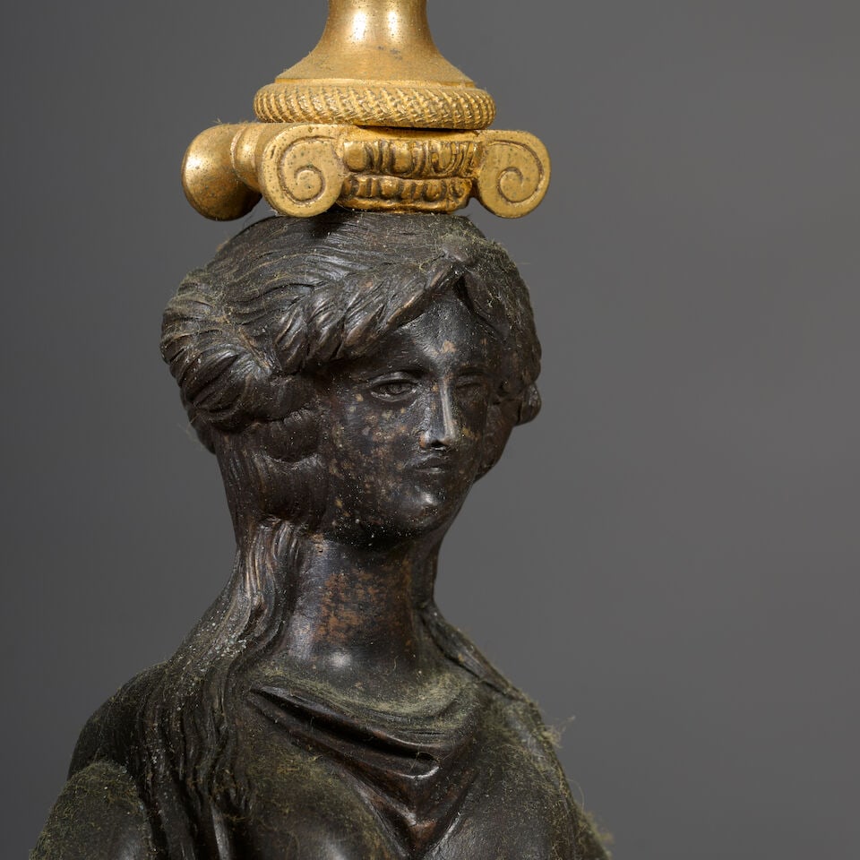 Paire de candélabres en bronze patiné et doré à trois lumières soutenue... - 2