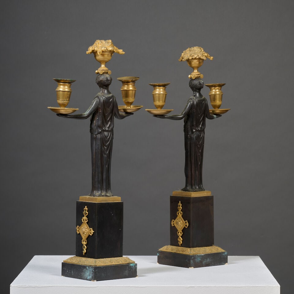 Paire de candélabres en bronze patiné et doré à trois lumières soutenue... - 4