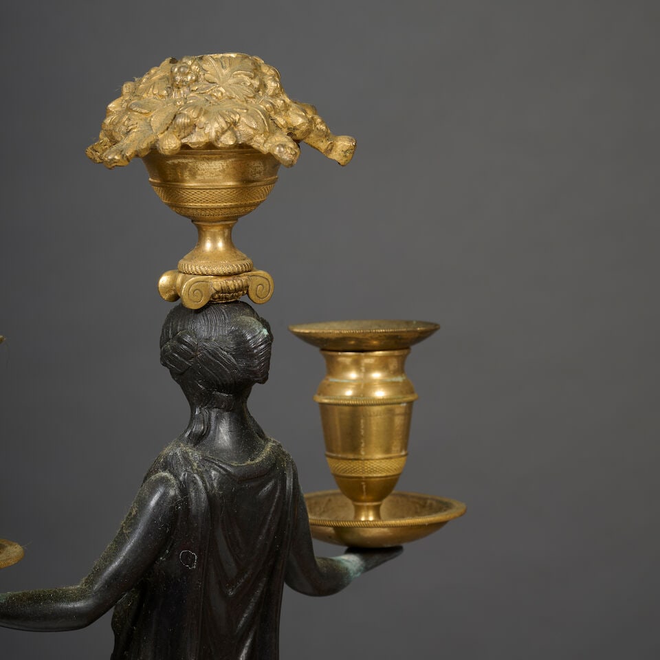 Paire de candélabres en bronze patiné et doré à trois lumières soutenue... - 7