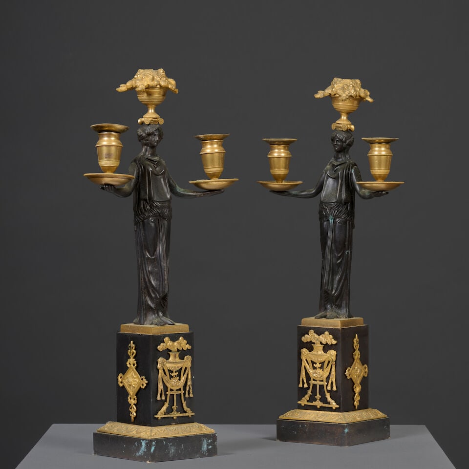 Paire de candélabres en bronze patiné et doré à trois lumières soutenue... - 9