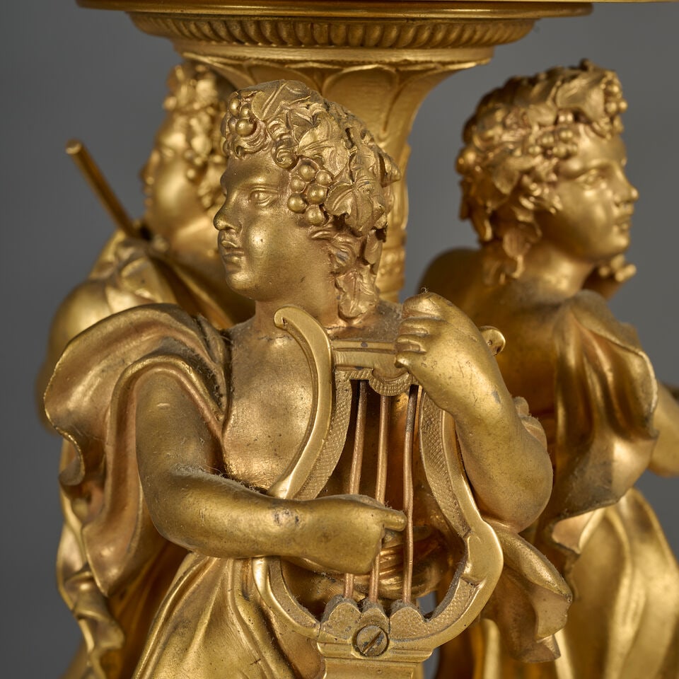 Centre de table en forme de corbeille soutenue par des amours en bronze doré du XIXe si... - 2
