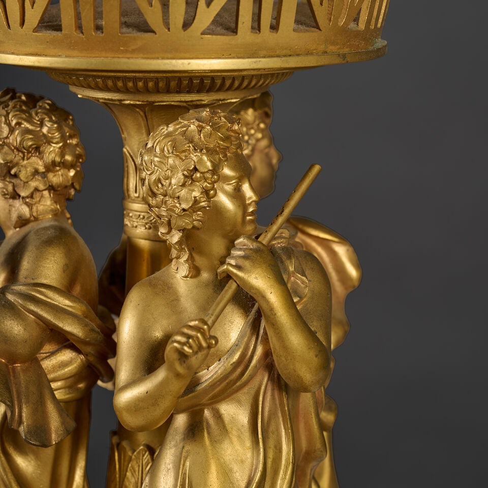 Centre de table en forme de corbeille soutenue par des amours en bronze doré du XIXe si... - 4