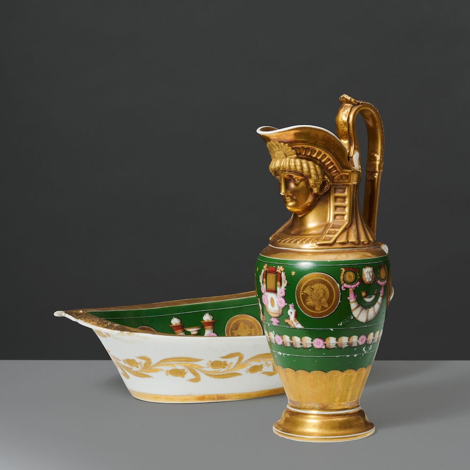 Aiguière et bassin en porcelaine de Paris d'époque Empire A Paris porcelain ewer and b...: Aiguière et bassin en porcelaine de Paris d'époque Empire A Paris porcelain ewer and basin, first half 19th century Aiguière: H. 34 cm (13 in.) - L. 13.5 cm (5 in.) - P. 16 cm (6