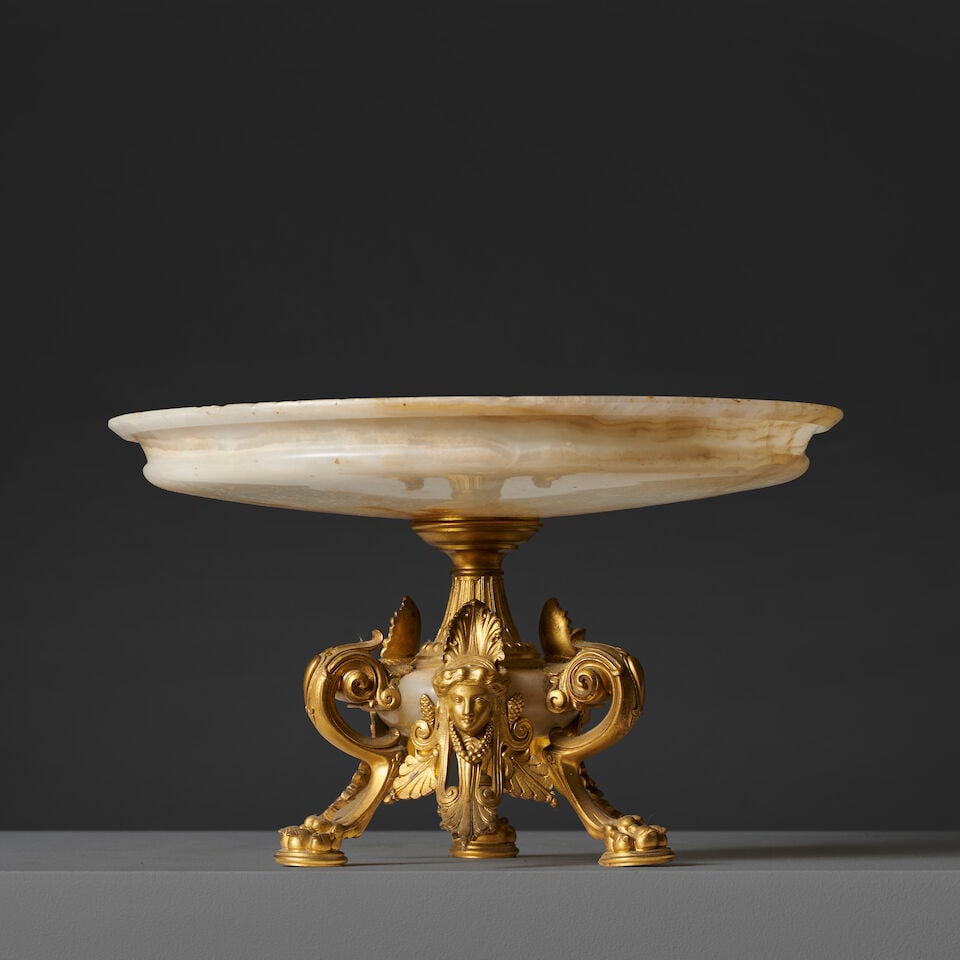 Coupe sur pied en albâtre et monture en bronze doré à l'étrusque de la secon...: Coupe sur pied en albâtre et monture en bronze doré à l'étrusque de la seconde partie du XIXe siècle An alabaster tazza on a stand with Etruscan-style gilt-bronze mount,