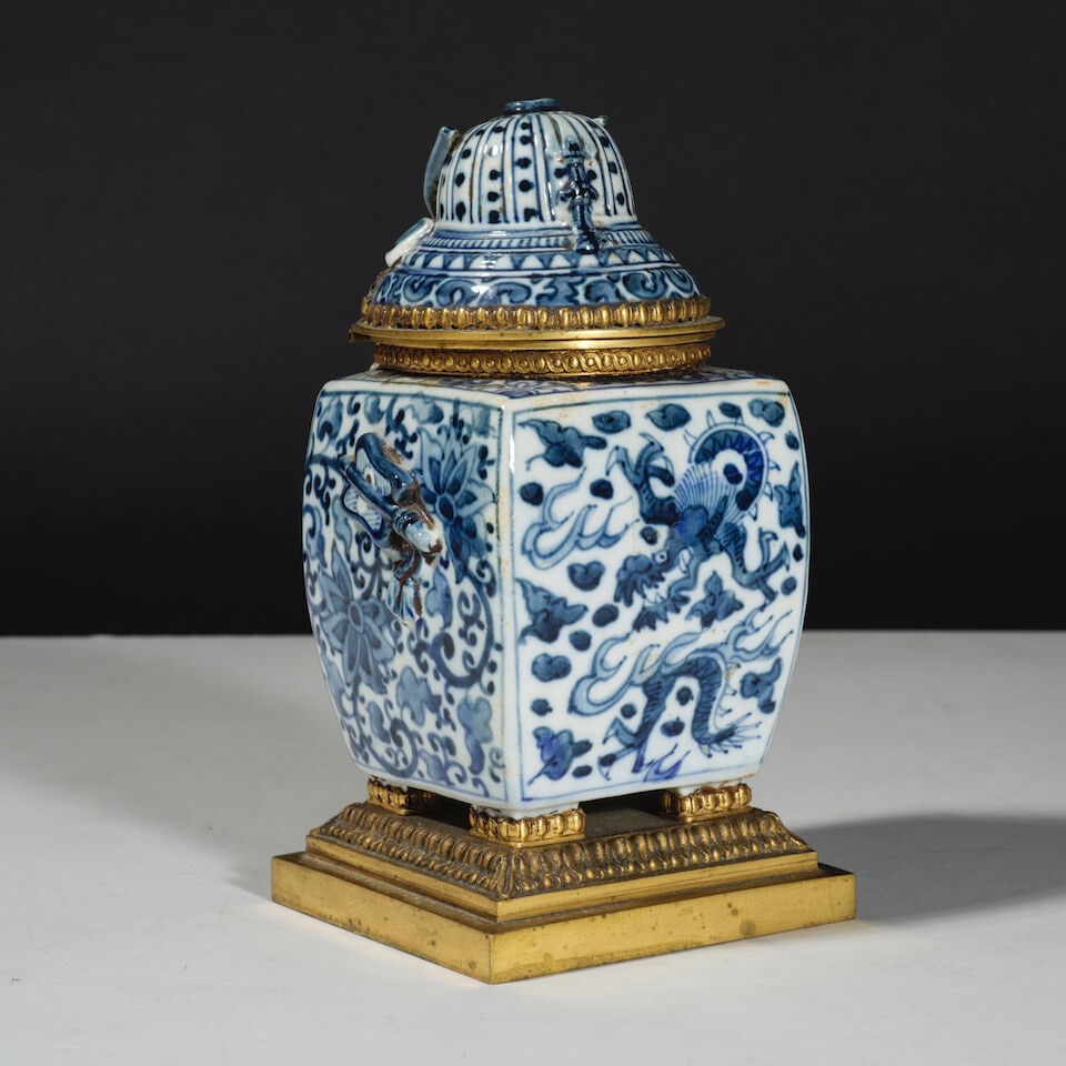Pot couvert en porcelaine bleu blanc, Japon du XIXe siècle A covered pot in blue and white ...: Pot couvert en porcelaine bleu blanc, Japon du XIXe siècle A covered pot in blue and white Japonese porcelain A décor de dragon, de rinçages de lotus, le couvercle en forme de casque