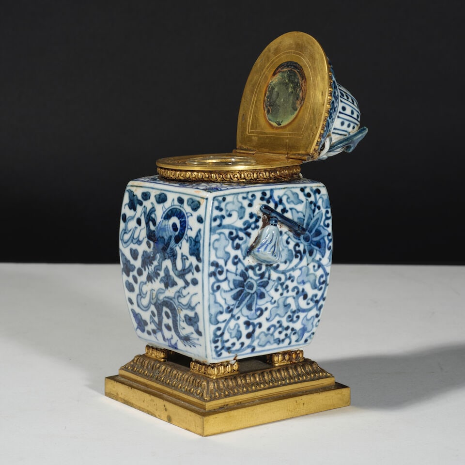 Pot couvert en porcelaine bleu blanc, Japon du XIXe siècle A covered pot in blue and white ... - 2