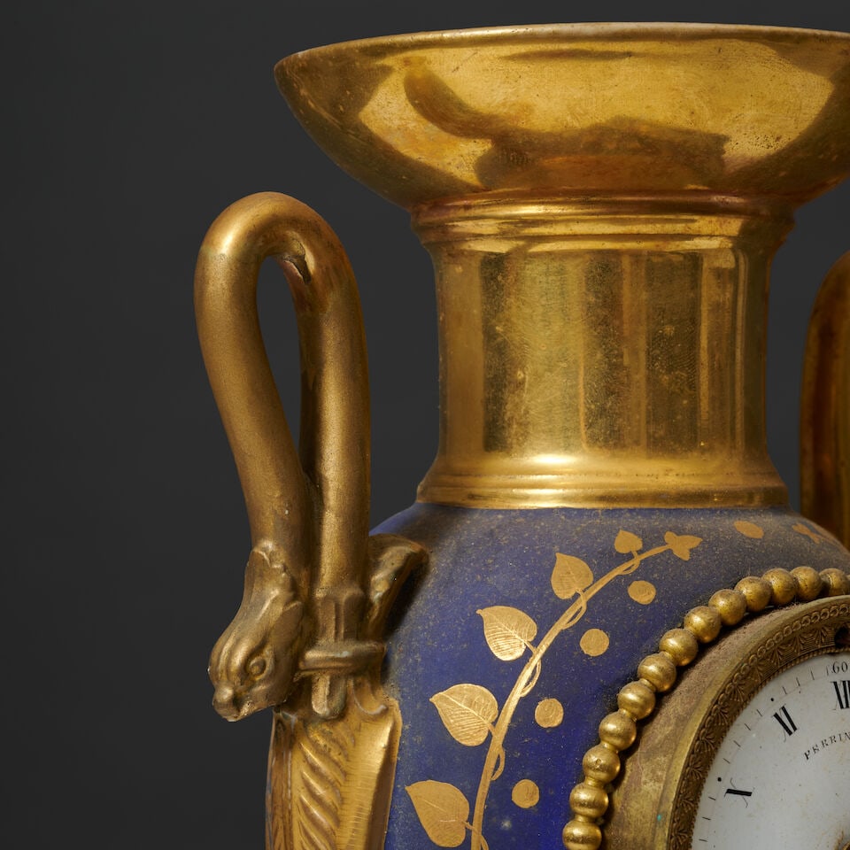 Pendule en forme de vase fuseau en porcelaine de Paris, d'époque Empire A spindle-shaped Pa... - 2