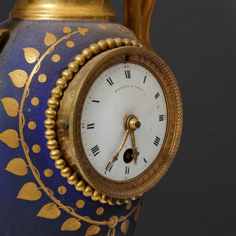 Pendule en forme de vase fuseau en porcelaine de Paris, d'époque Empire A spindle-shaped Pa... - 3