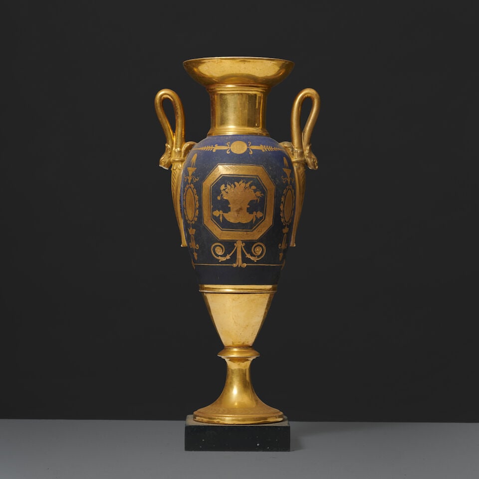 Pendule en forme de vase fuseau en porcelaine de Paris, d'époque Empire A spindle-shaped Pa... - 4