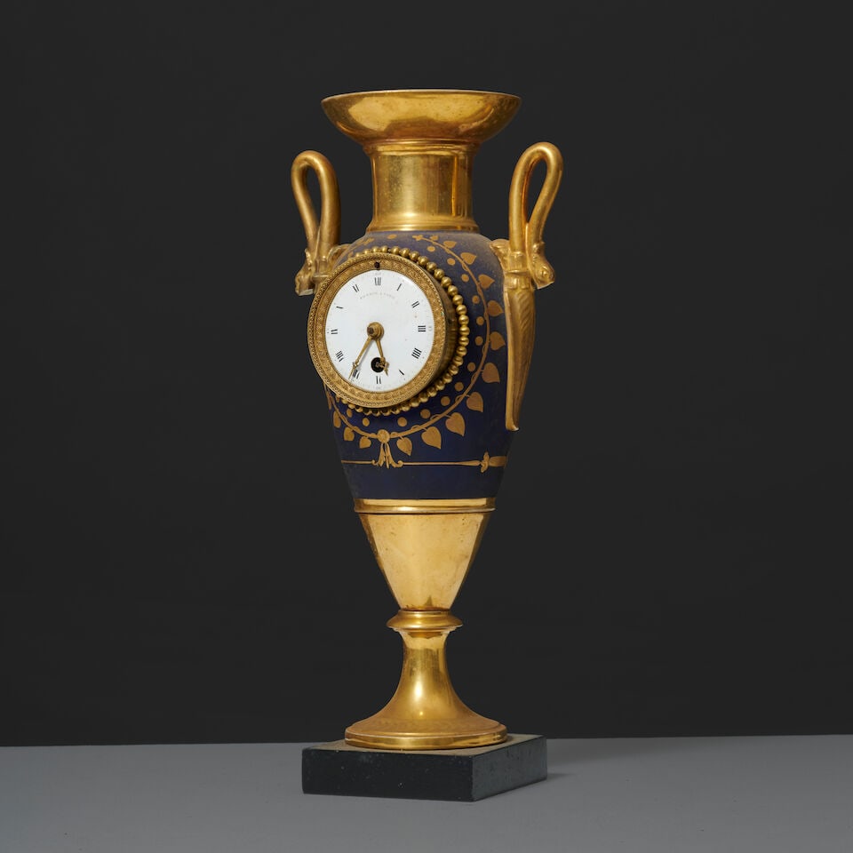 Pendule en forme de vase fuseau en porcelaine de Paris, d'époque Empire A spindle-shaped Pa... - 5