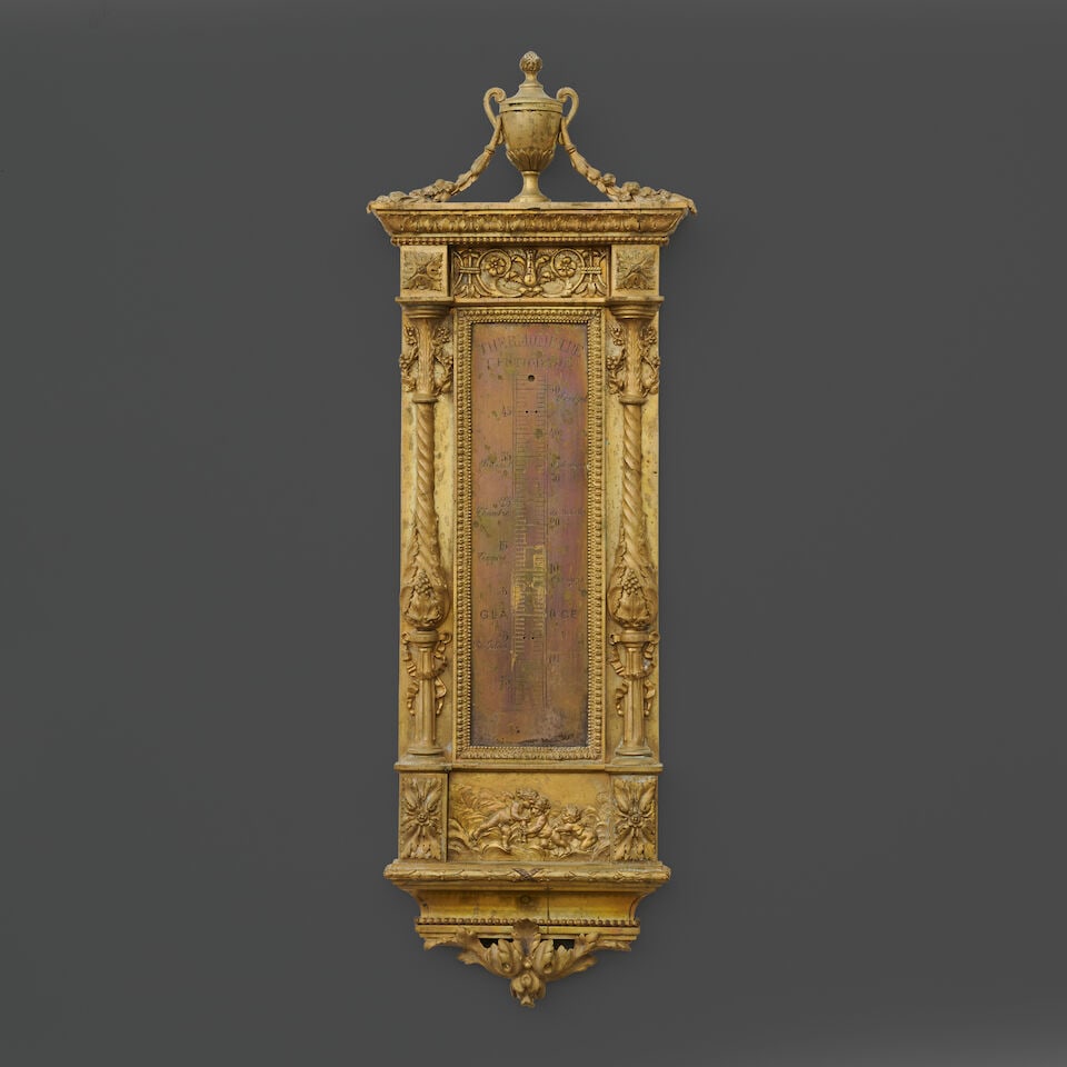 Thermomètre d'applique en bronze doré et ciselé de style Louis XVI A Louis XVI-st...: Thermomètre d'applique en bronze doré et ciselé de style Louis XVI A Louis XVI-style wall thermometer in gilt-bronze De forme rectangulaire, il présente de chaque côté