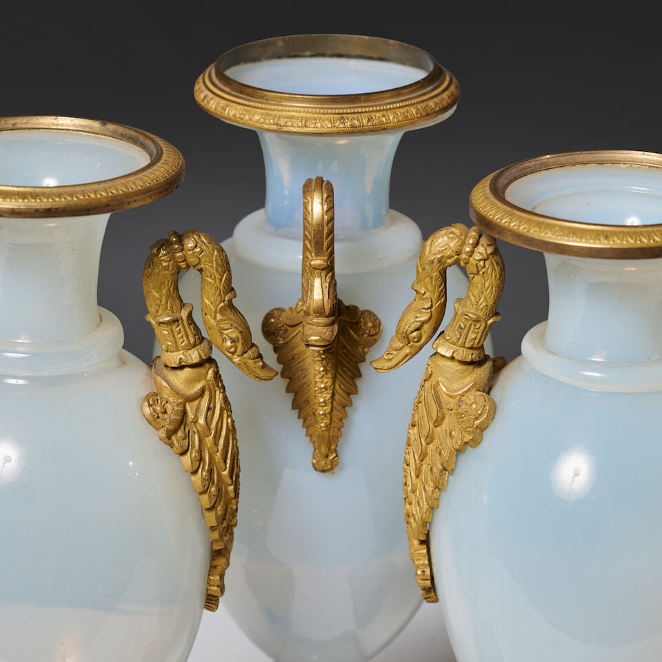 Trois vases de forme ovoïde en opaline laiteuse et monture en bronze doré et cisel... - 2