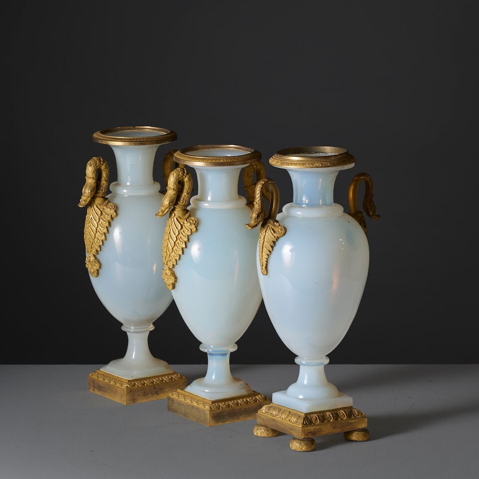 Trois vases de forme ovoïde en opaline laiteuse et monture en bronze doré et cisel... - 3