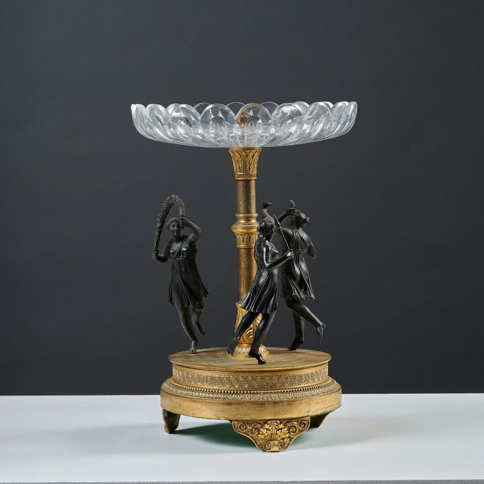 Coupe en cristal et monture en bronze doré et patiné à trois nymphes dansantes du...: Coupe en cristal et monture en bronze doré et patiné à trois nymphes dansantes du XIXe siècle A 19th century cut crystal bowl with gilt and patinated bronze mount with three