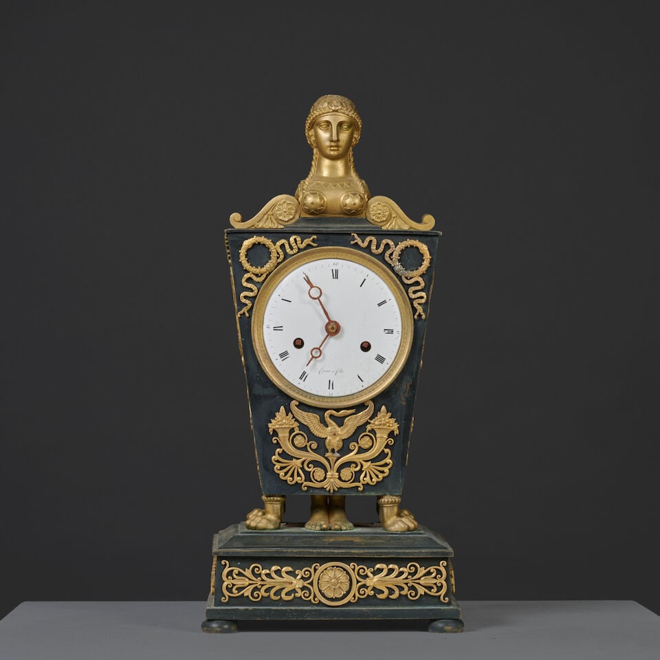 Pendule de forme tronconique en bronze à patine brune et doré de style Empire de la se...: Pendule de forme tronconique en bronze à patine brune et doré de style Empire de la seconde partie du XIXe siècle An Empire tapered clock in patinated and gilt bronze, second half of th