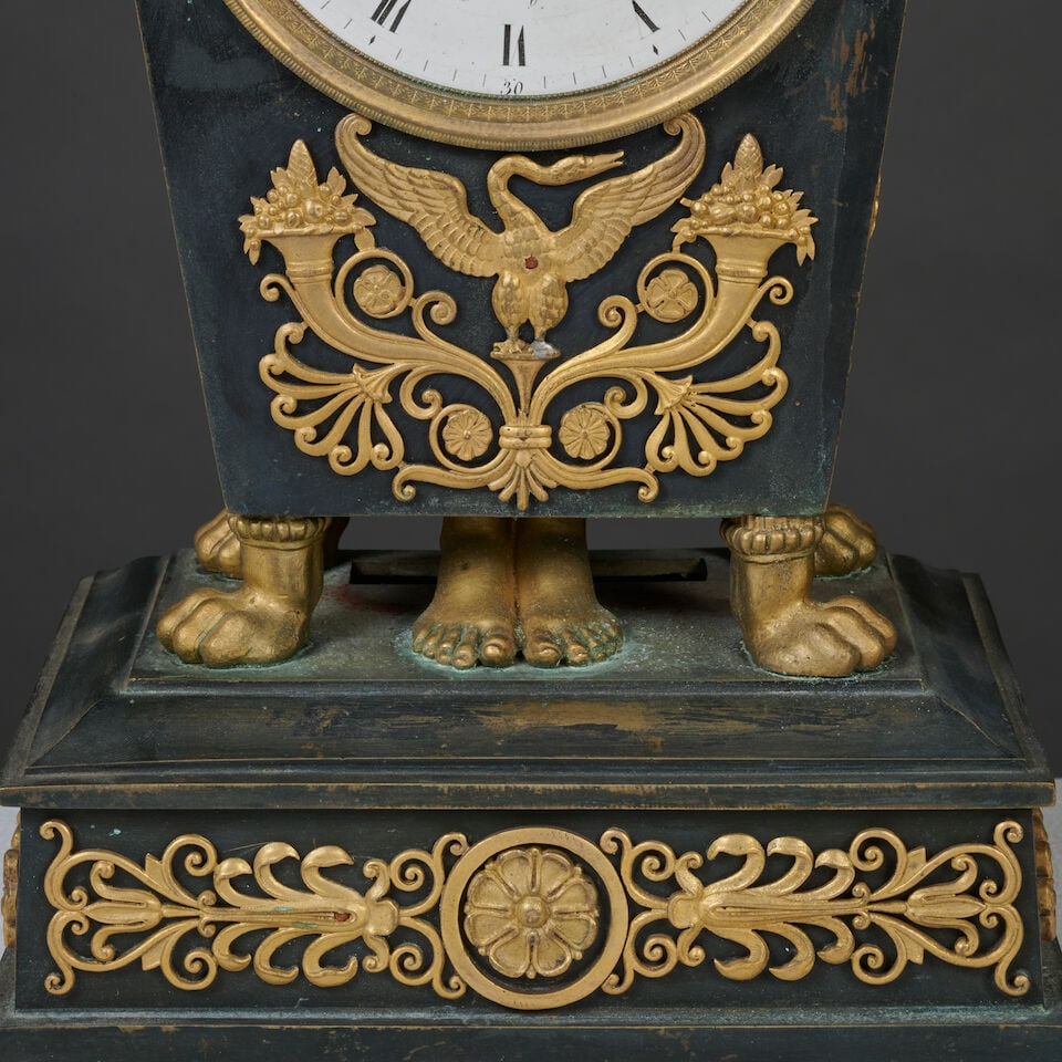 Pendule de forme tronconique en bronze à patine brune et doré de style Empire de la se... - 2