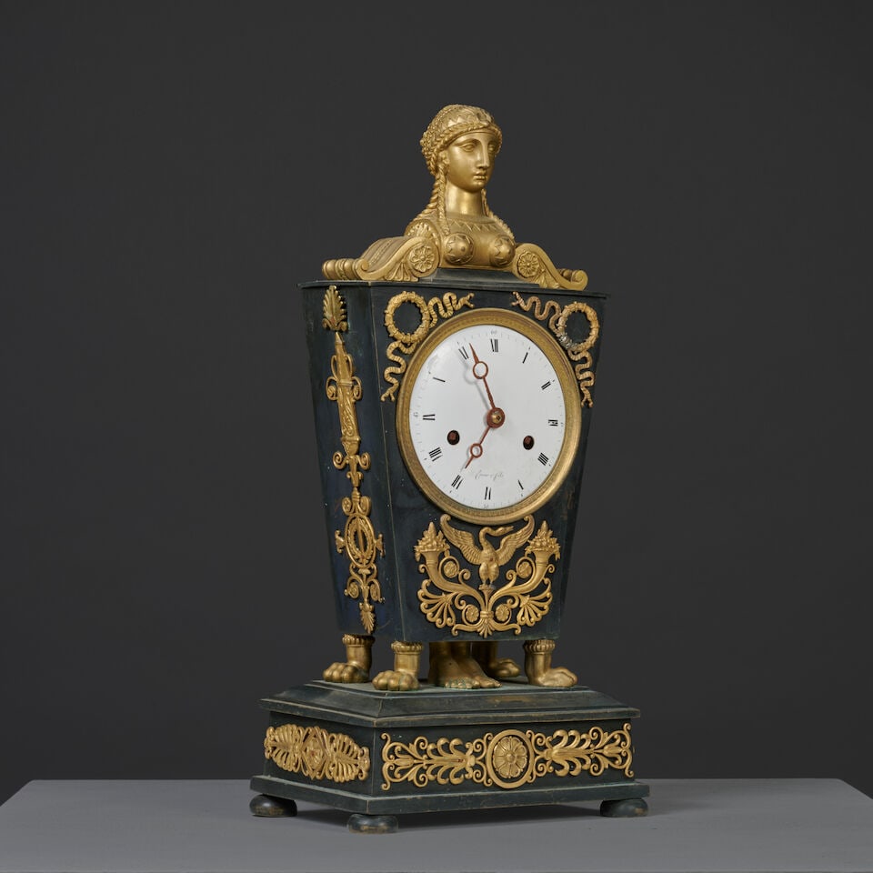 Pendule de forme tronconique en bronze à patine brune et doré de style Empire de la se... - 5
