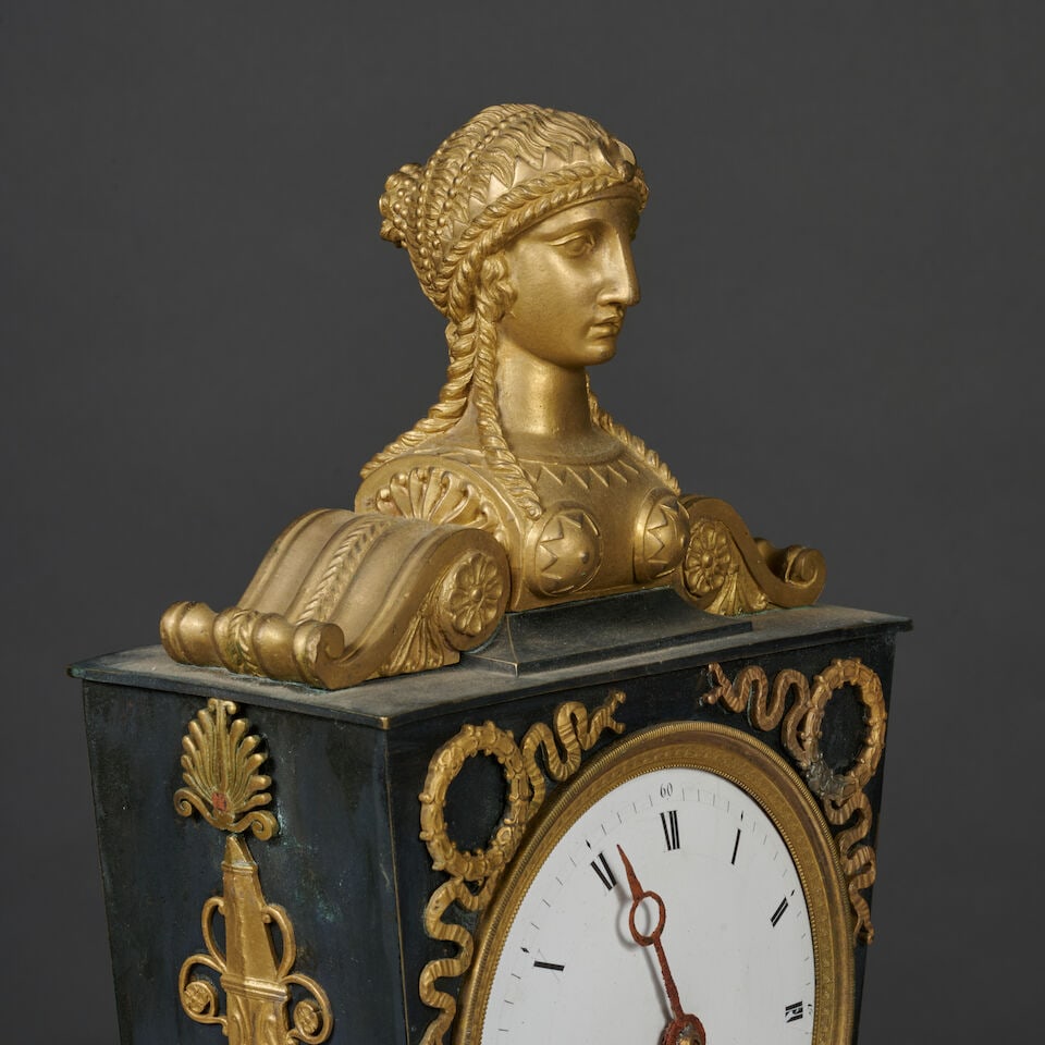 Pendule de forme tronconique en bronze à patine brune et doré de style Empire de la se... - 7
