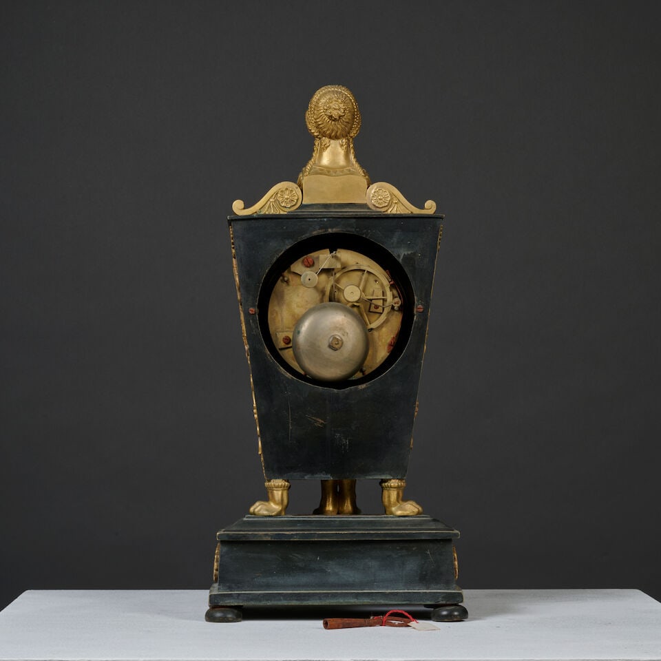 Pendule de forme tronconique en bronze à patine brune et doré de style Empire de la se... - 8