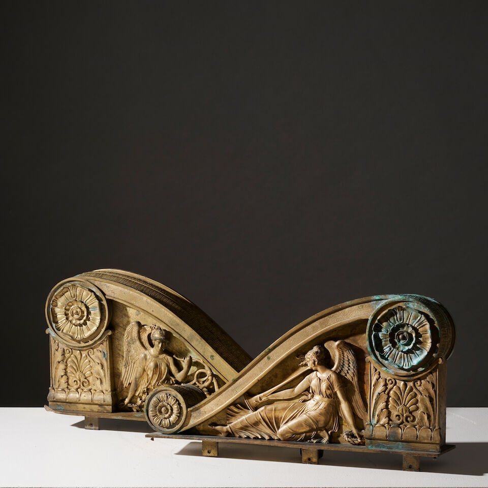 Paire de chenets à décor d'enroulements et de victoires ailées en bronze doré... - 2