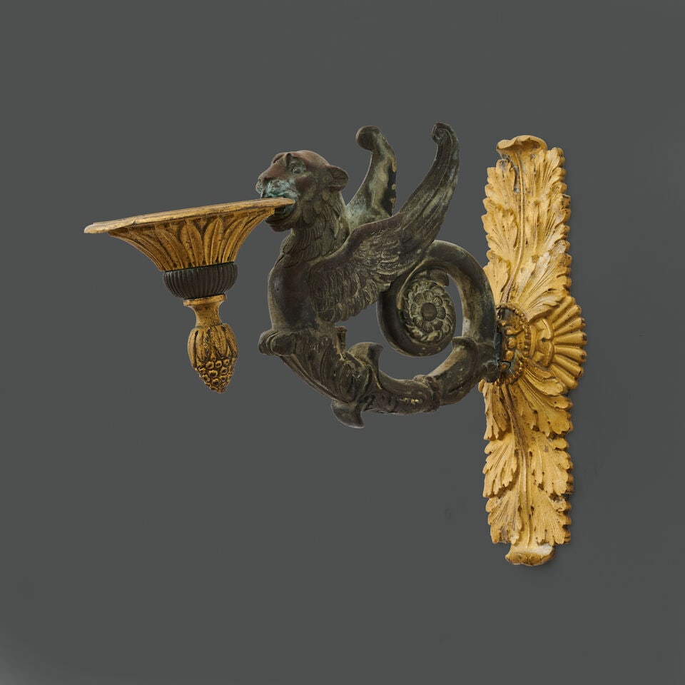 Paire d'appliques à un bras de lumière en bronze patiné et doré attribué... - 2