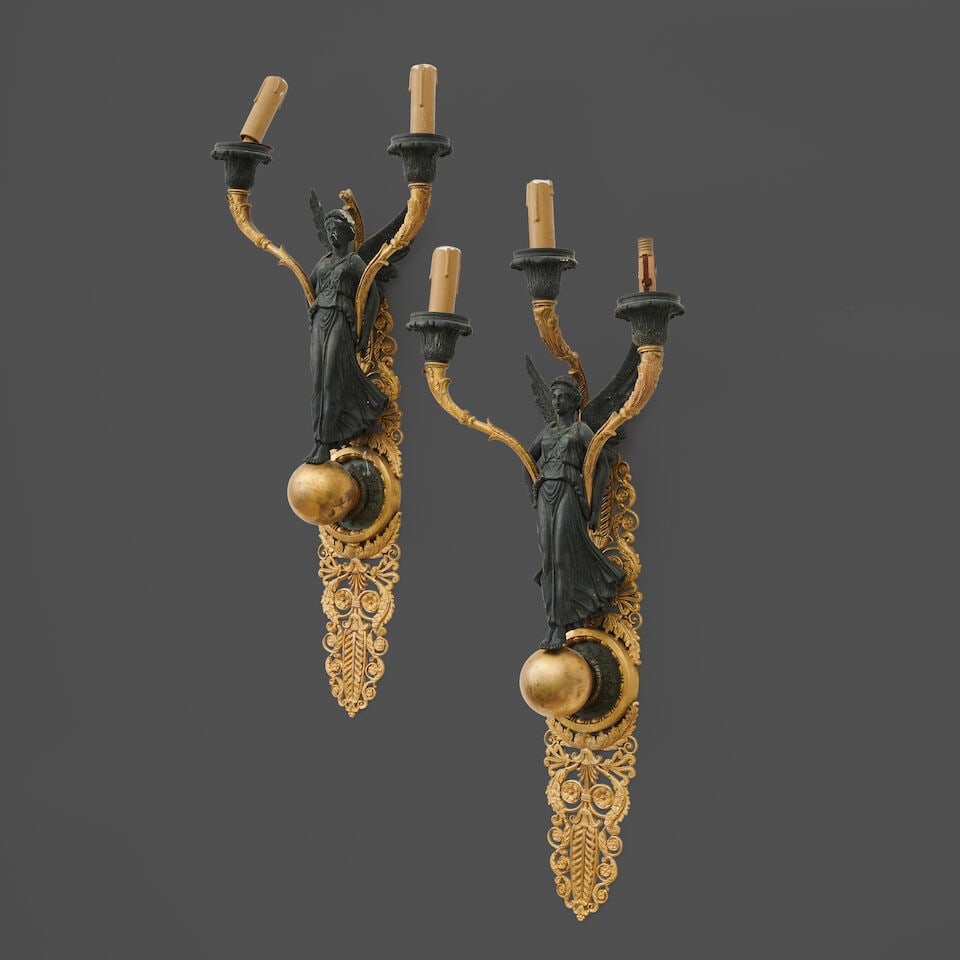 Paire de grandes appliques en bronze, alliage de metaux à patine brune et doré à ...: Paire de grandes appliques en bronze, alliage de metaux à patine brune et doré à trois lumières de style Empire A pair of large three-light wall applique in patinated and