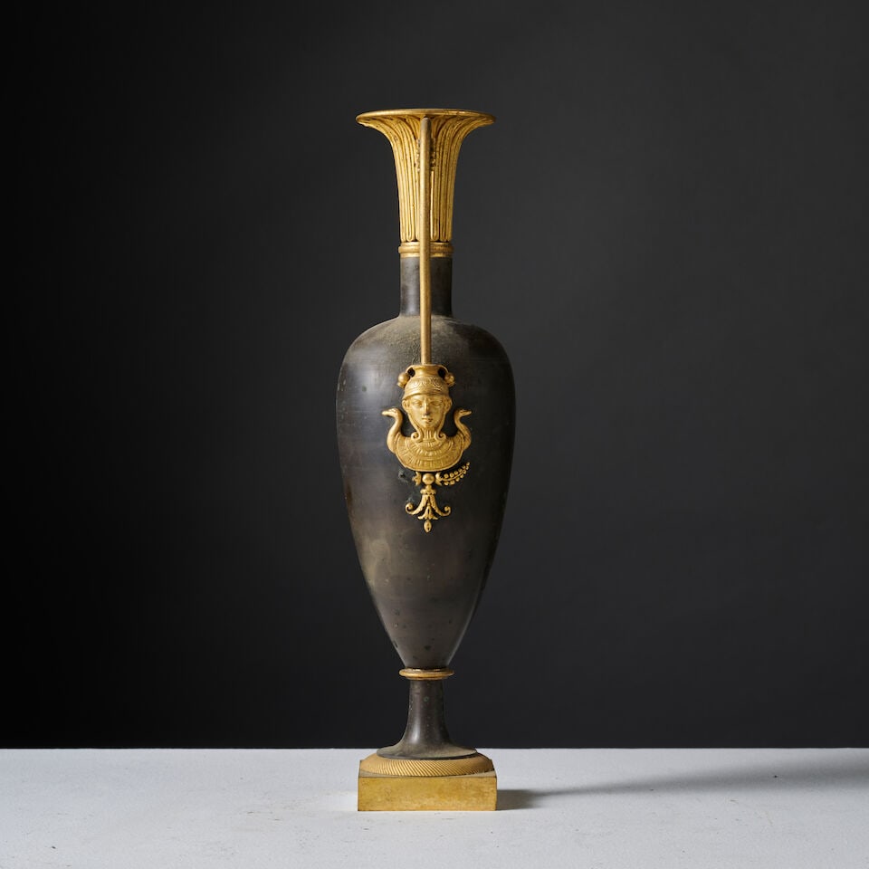 Vase de forme fuseau en bronze patiné et doré attribué à Claude Galle d'...: Vase de forme fuseau en bronze patiné et doré attribué à Claude Galle d'époque Empire A spindle-shaped vase in patinated and gilt-bronze, attributed to Claude Galle, first