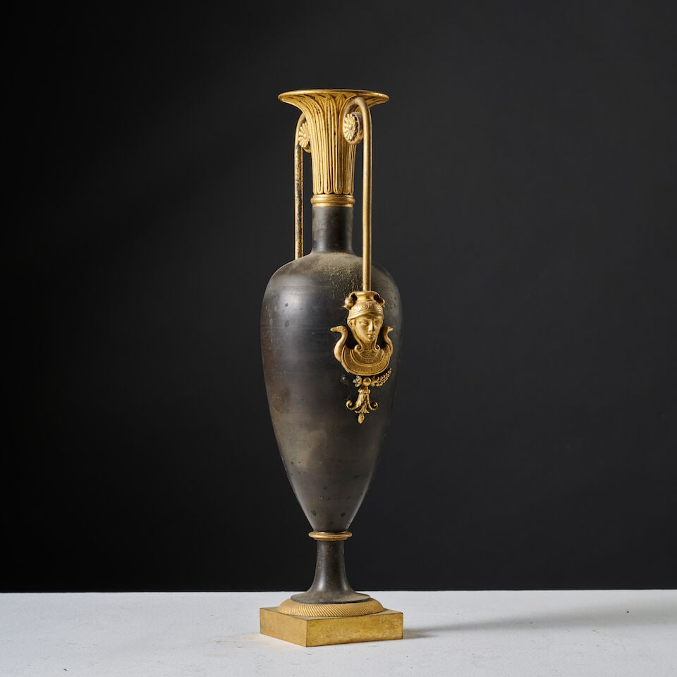Vase de forme fuseau en bronze patiné et doré attribué à Claude Galle d'... - 4