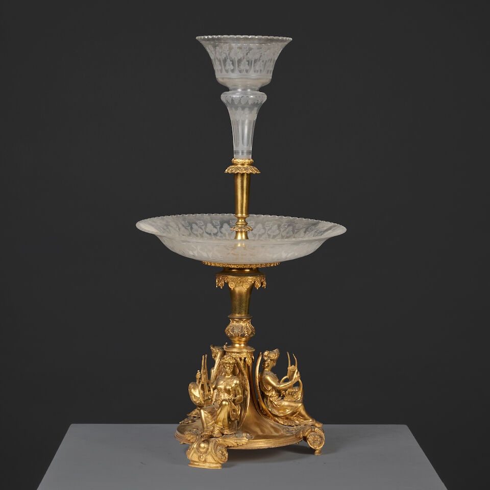 Important centre de table en bronze doré et ciselé à trois muses jouant de la mus...: Important centre de table en bronze doré et ciselé à trois muses jouant de la musique, le plateau et le vase cornet en cristal du milieu du XIXe siècle A mid-19th century