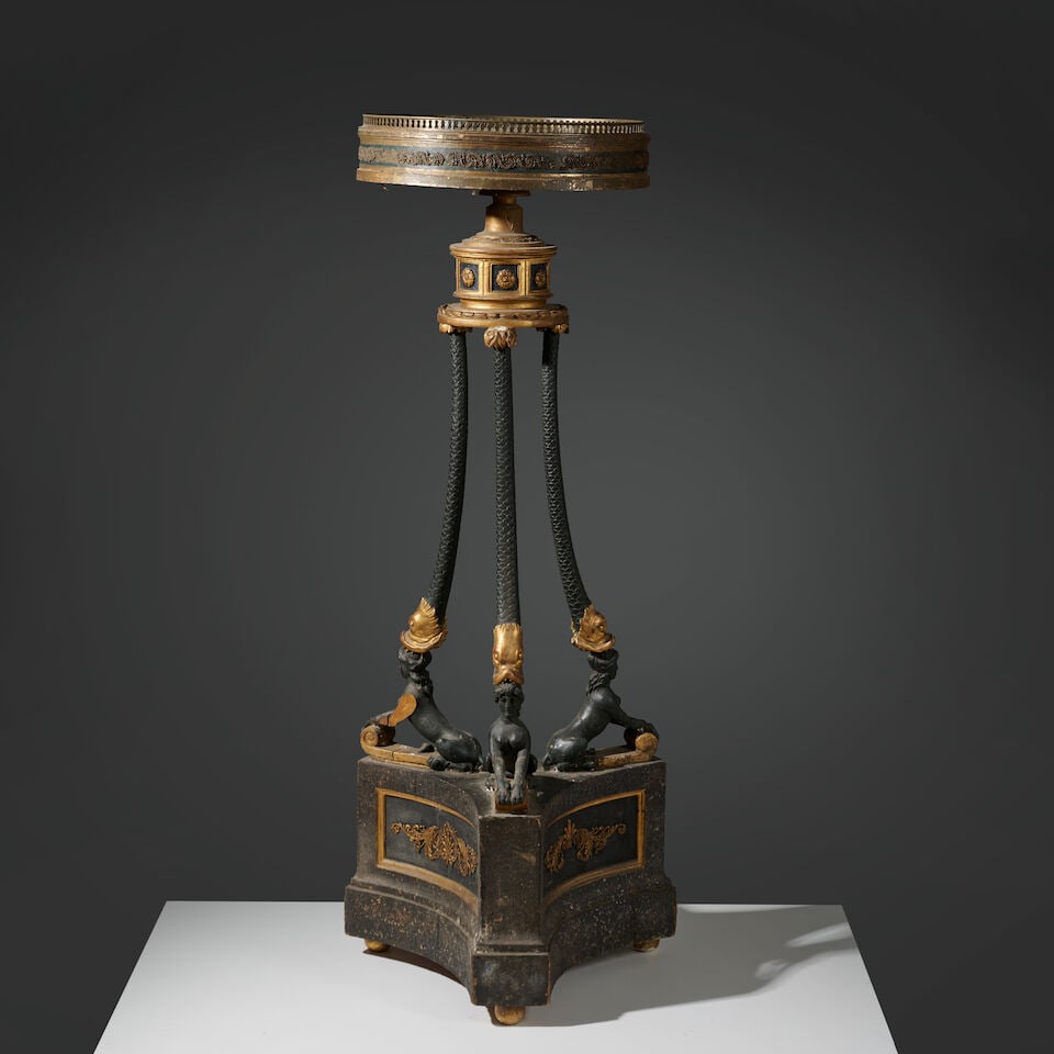 Petit guéridon en bois patiné noir et bois doré du XIXe siècle A 19th centur...: Petit guéridon en bois patiné noir et bois doré du XIXe siècle A 19th century small guéridon in black-patinated wood and gilt wood Le plateau circulaire est supporté par