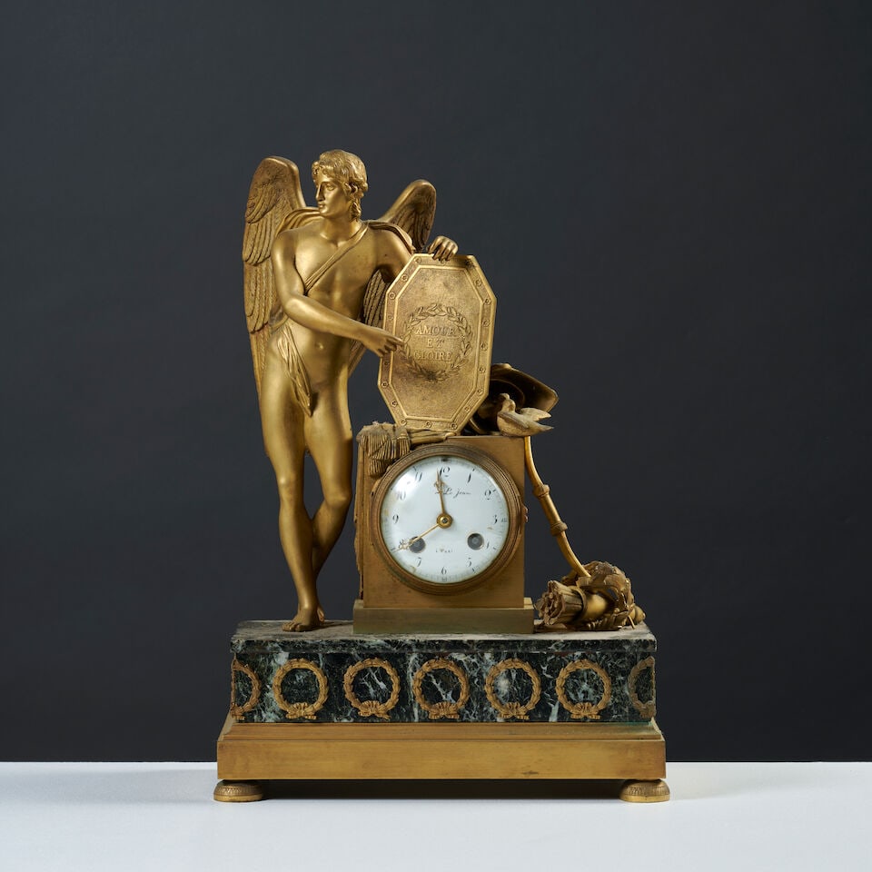 Pendule 'Amour et Gloire' en bronze doré et marbre vert veiné d'époque Empire An ...: Pendule 'Amour et Gloire' en bronze doré et marbre vert veiné d'époque Empire An 'Amour et Gloire' clock in gilt-bronze and veined green marble, first half of the 19th century Le