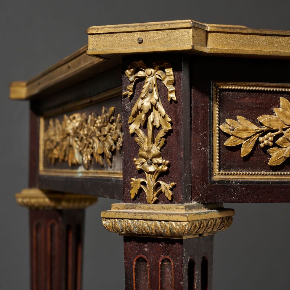 Table de salon de forme rectangulaire en bois teinté acajou d'après le modèle de ... - 2