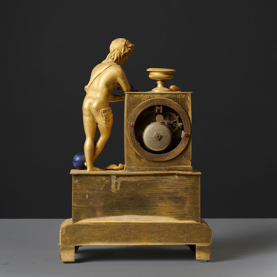 Pendule en bronze doré et ciselé figurant un amour jouant d'époque Restauration A... - 2
