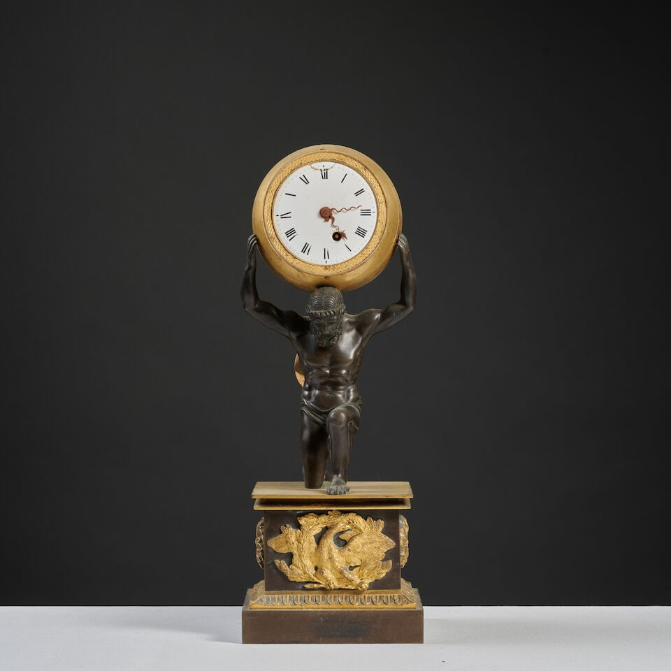 Pendule en bronze patiné et doré figurant Atlas supportant le monde d'époque Rest...: Pendule en bronze patiné et doré figurant Atlas supportant le monde d'époque Restauration A gilt and patinated bronze clock depicting Atlas supporting the movement, first half of the