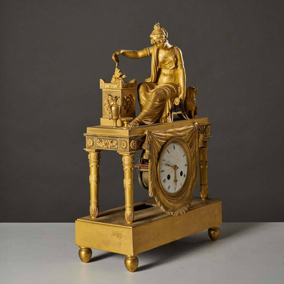 Pendule en bronze doré et ciselé figurant une femme et son chien symbilisant la fid... - 2