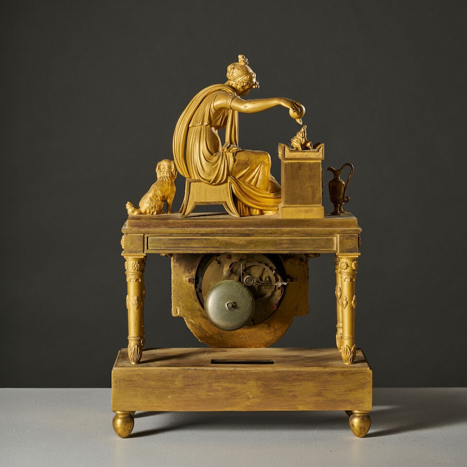 Pendule en bronze doré et ciselé figurant une femme et son chien symbilisant la fid... - 3